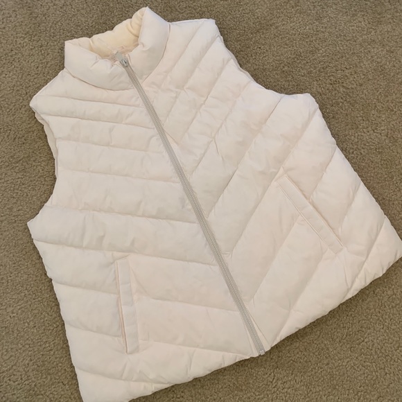 ❄️🤍 GAP Puffer Vest ❄️🤍 - Picture 9 of 16